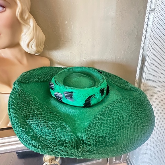 ENTICING 1950s\' EMERALD GREEN STRAW WIDE BRIM HAT + MATCHING FEATHERS & VEILING main image 9